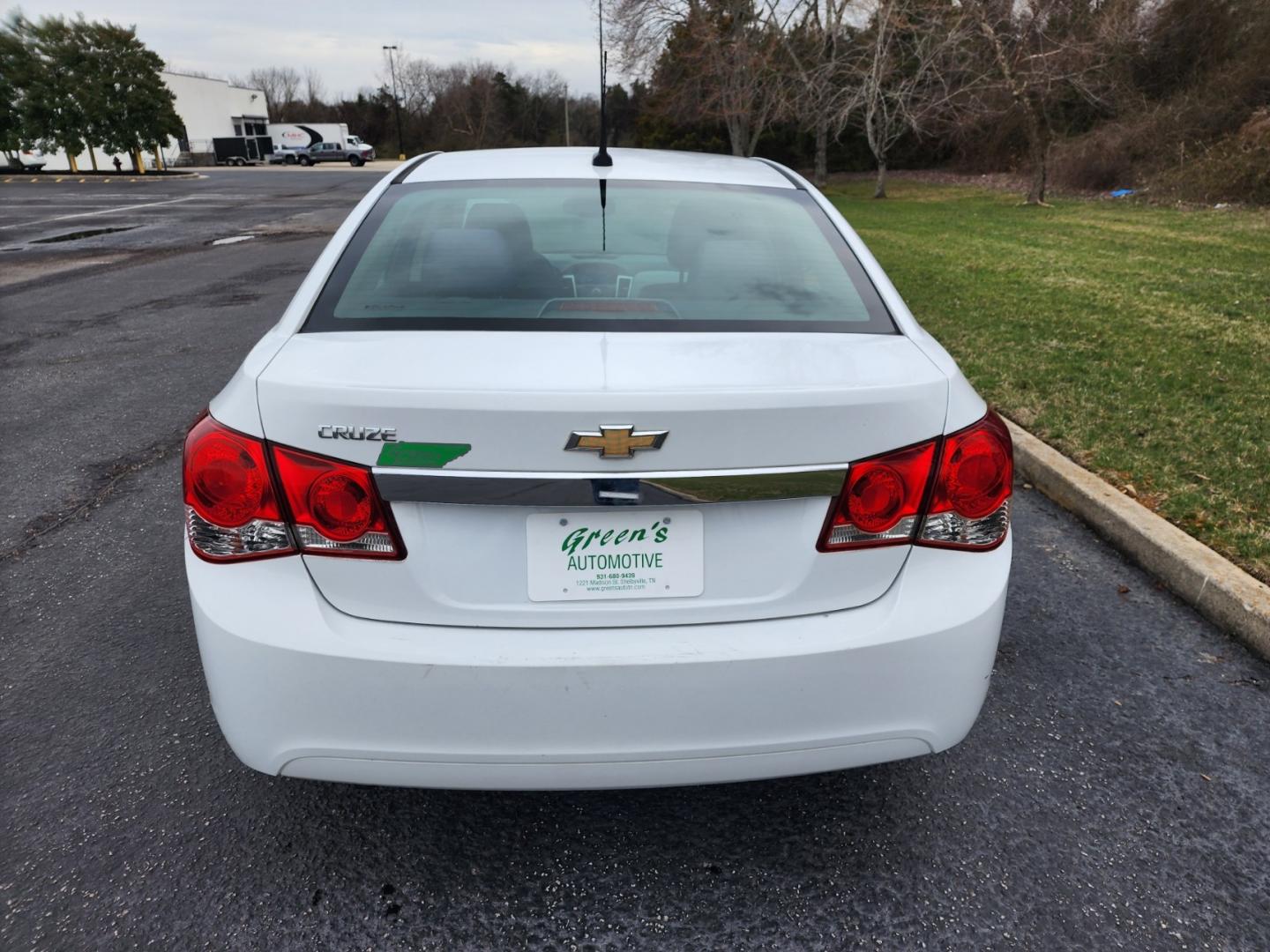 2012 WHITE /Gray Chevrolet Cruze 2LS (1G1PC5SH0C7) with an 1.8L L4 DOHC 16V FFV engine, 6-Speed Automatic transmission, located at 1221 Madison St., Shelbyville, TN, 37160, (931) 680-9439, 0.000000, 0.000000 - Photo#2